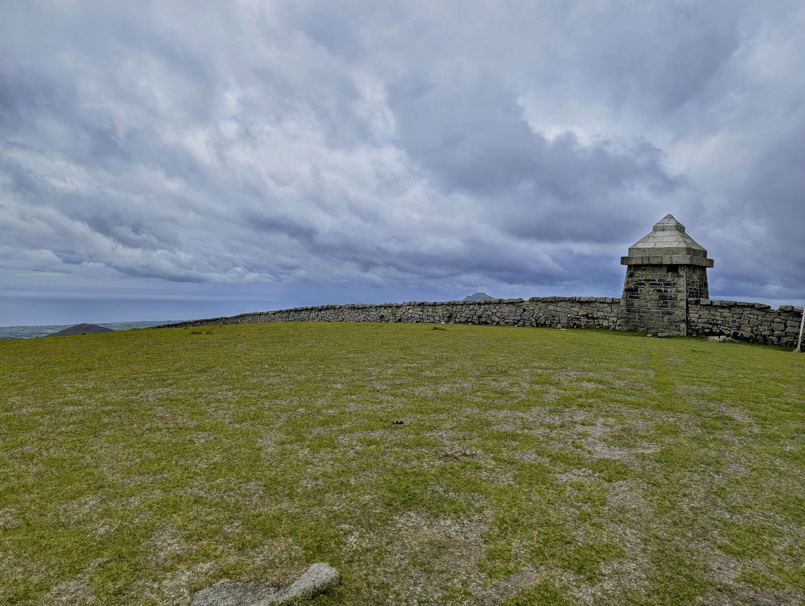 The shelter and Mourne Wall on Commedagh